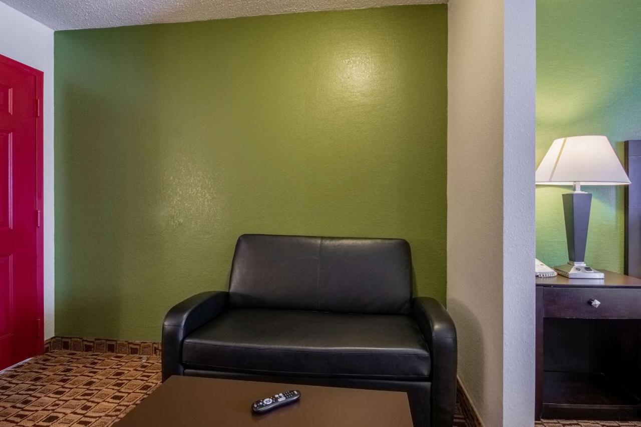 Coratel Plus Suites Wichita West Airport Екстериор снимка