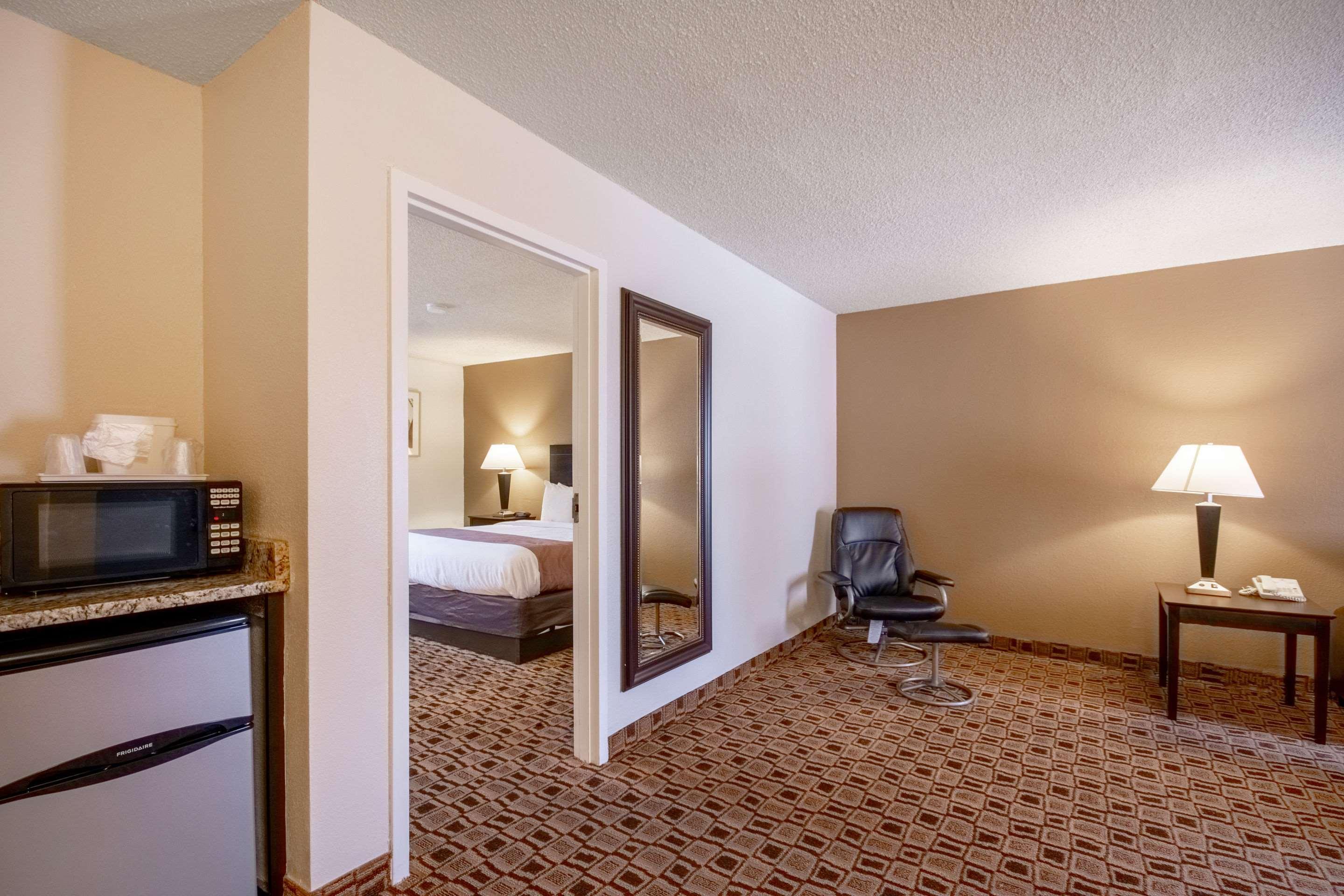 Coratel Plus Suites Wichita West Airport Екстериор снимка