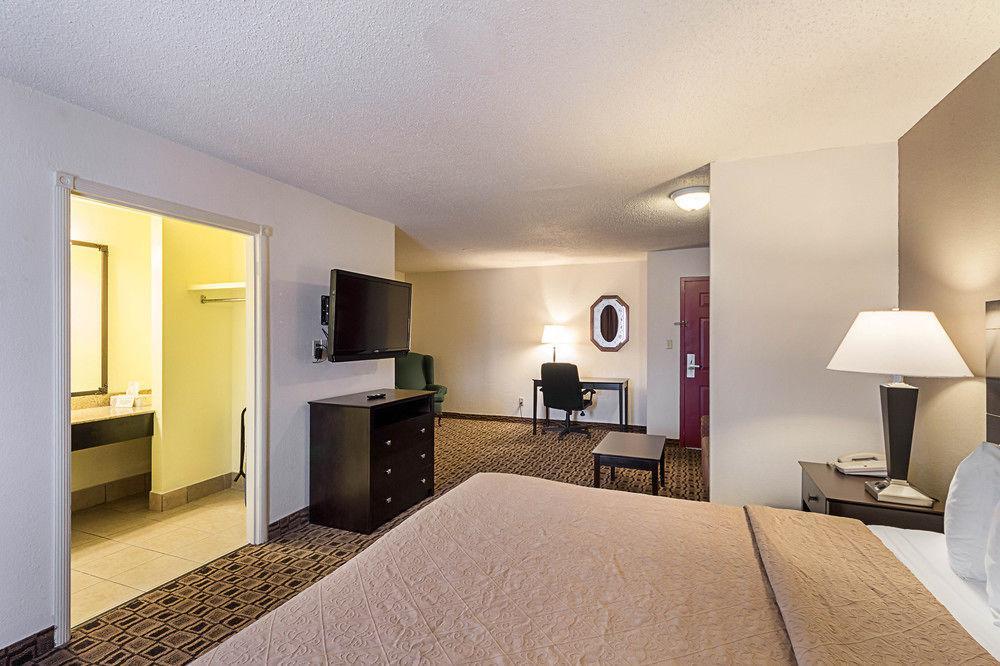 Coratel Plus Suites Wichita West Airport Екстериор снимка