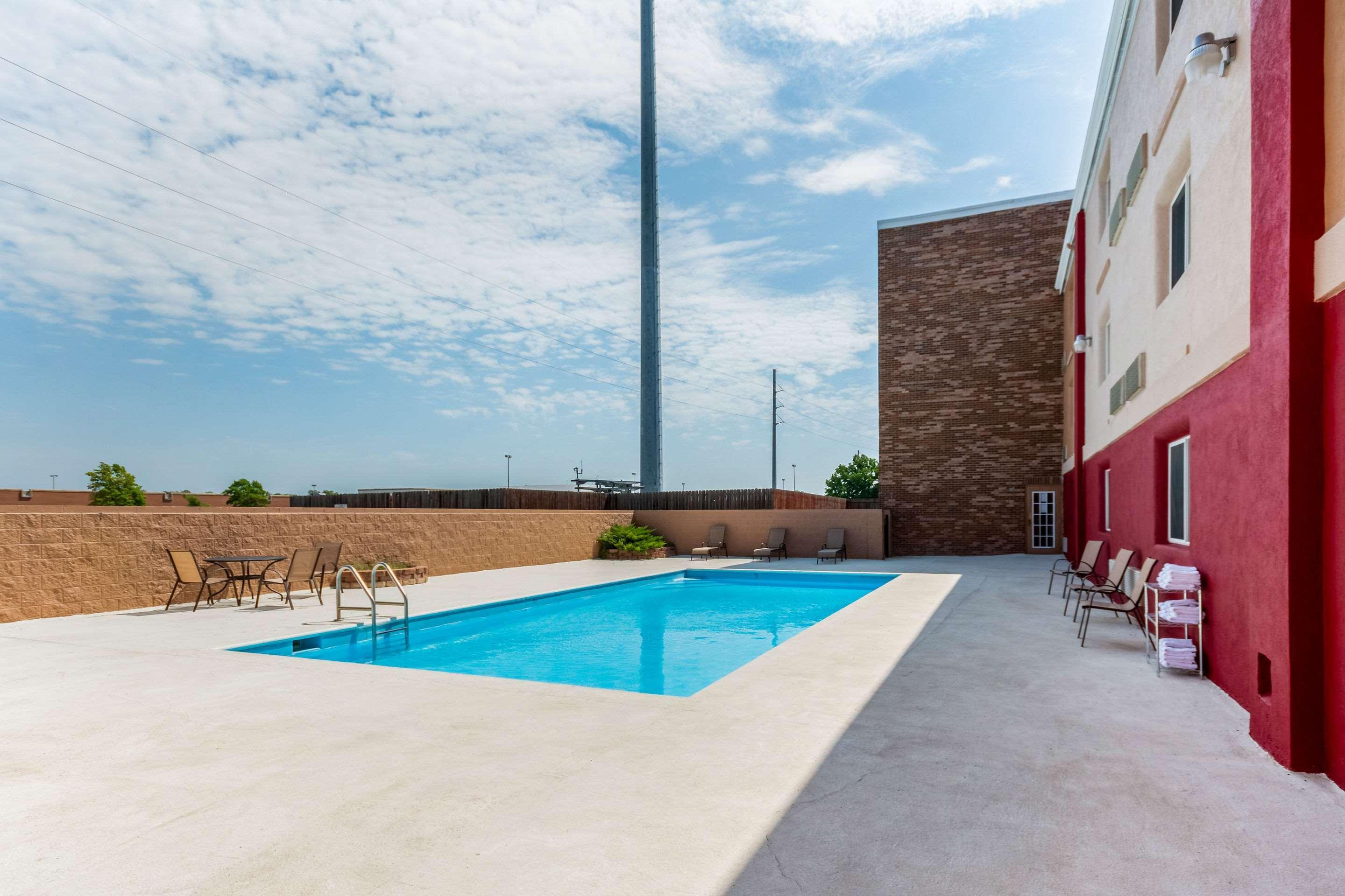 Coratel Plus Suites Wichita West Airport Екстериор снимка