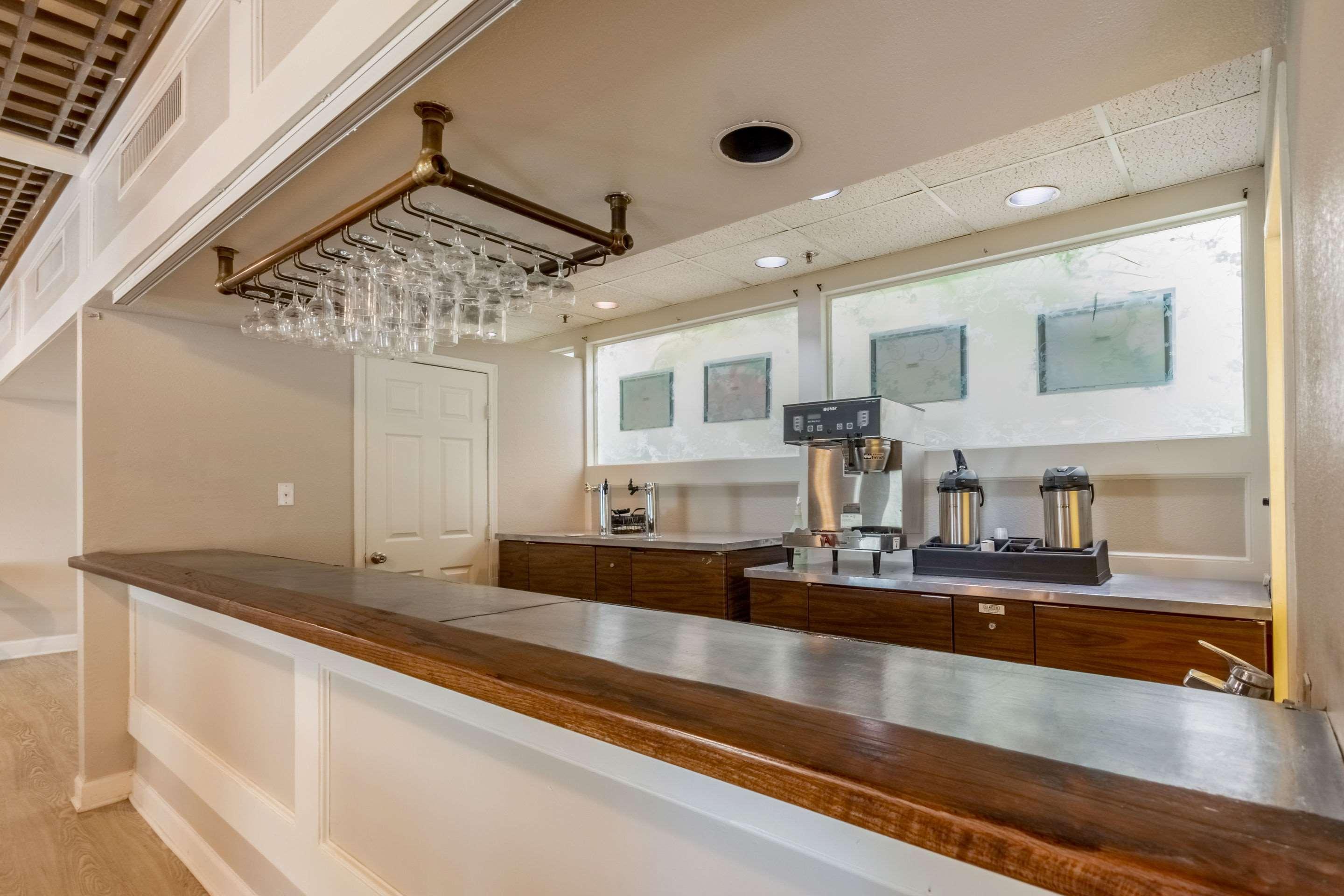 Coratel Plus Suites Wichita West Airport Екстериор снимка
