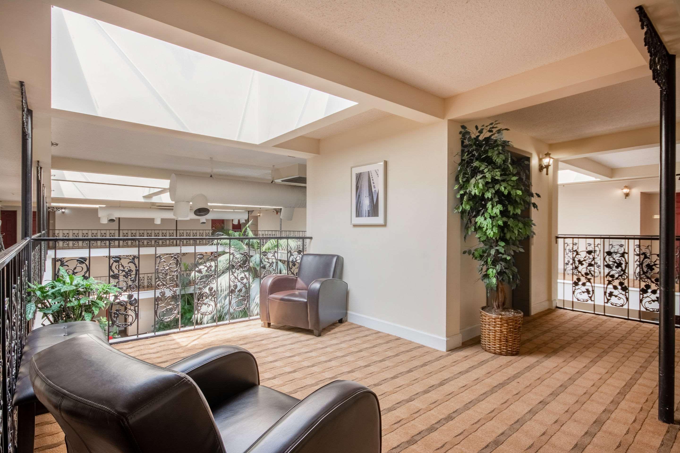 Coratel Plus Suites Wichita West Airport Екстериор снимка