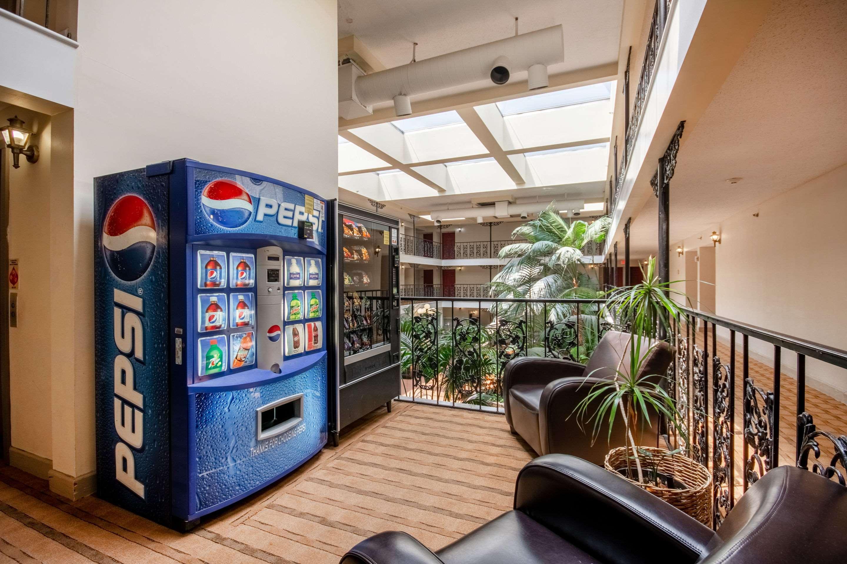 Coratel Plus Suites Wichita West Airport Екстериор снимка