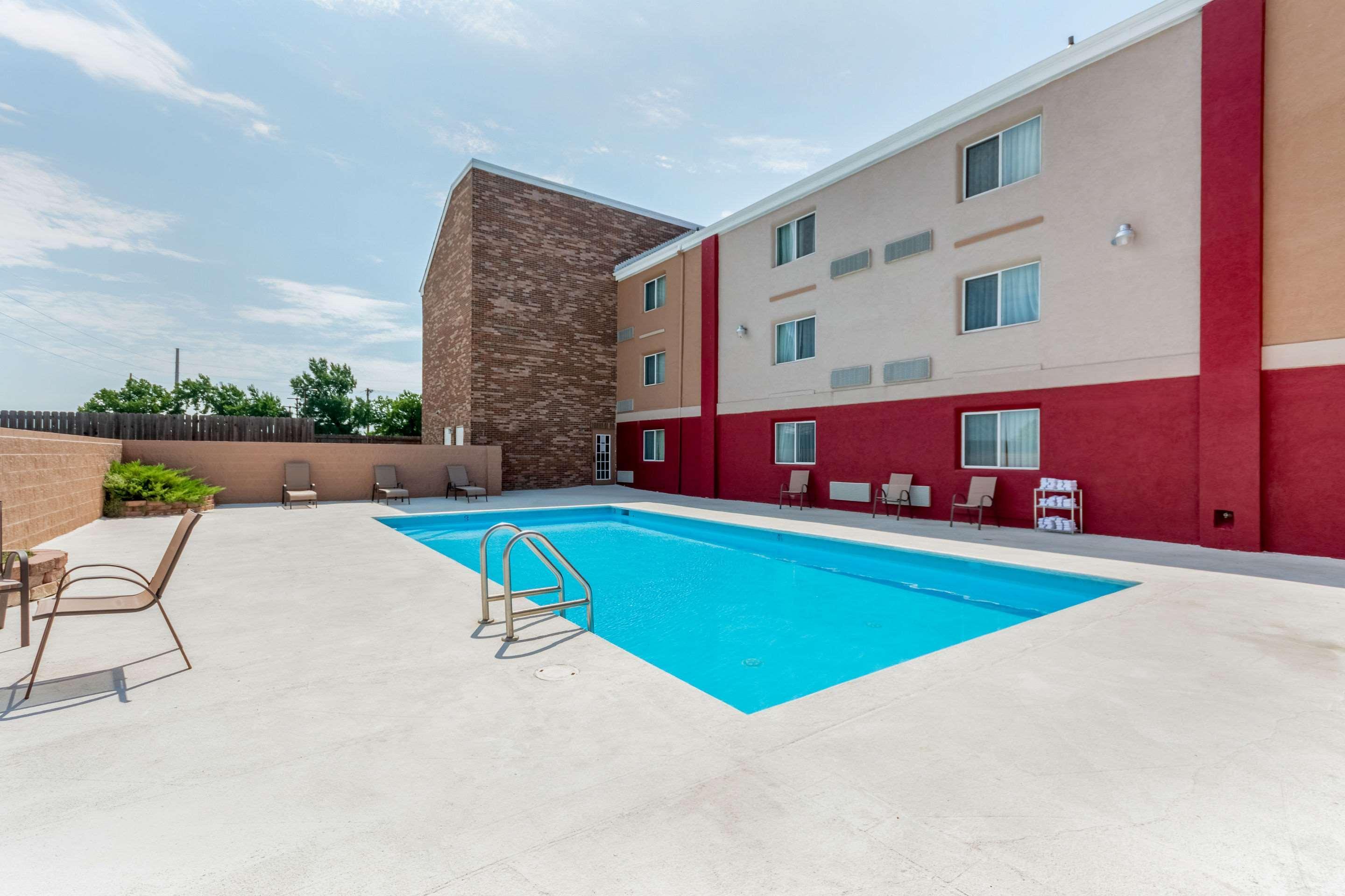 Coratel Plus Suites Wichita West Airport Екстериор снимка