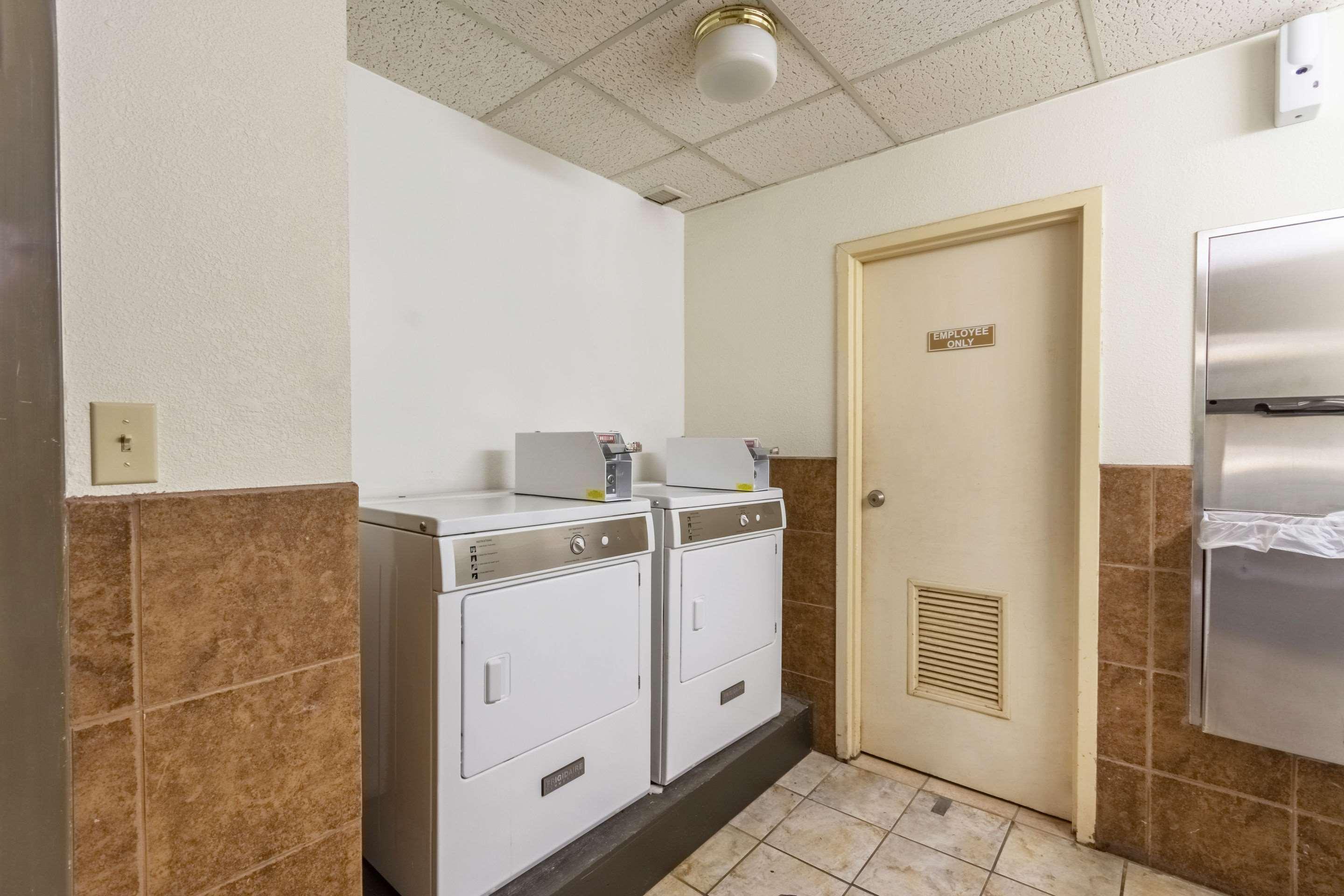 Coratel Plus Suites Wichita West Airport Екстериор снимка