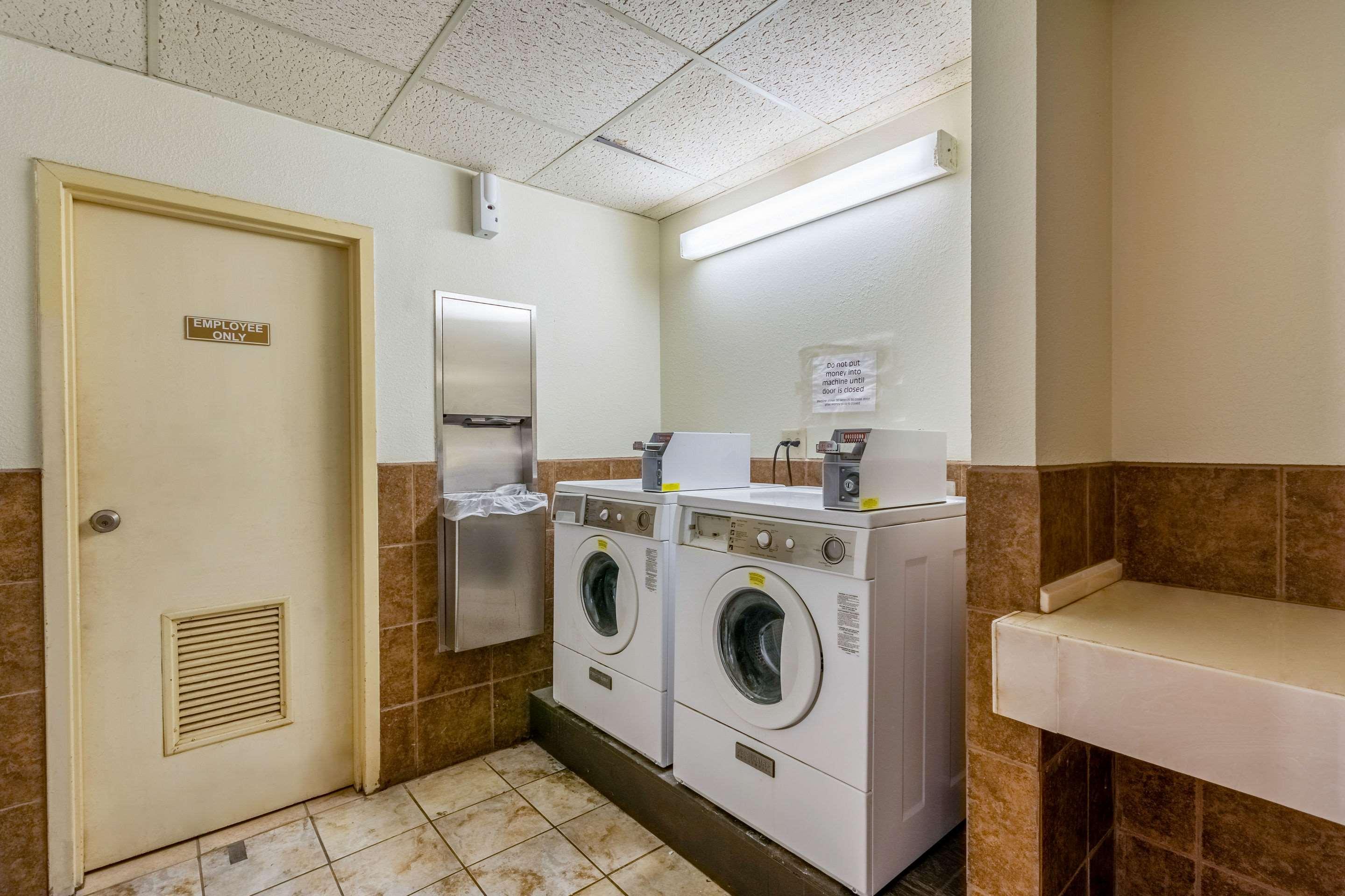 Coratel Plus Suites Wichita West Airport Екстериор снимка