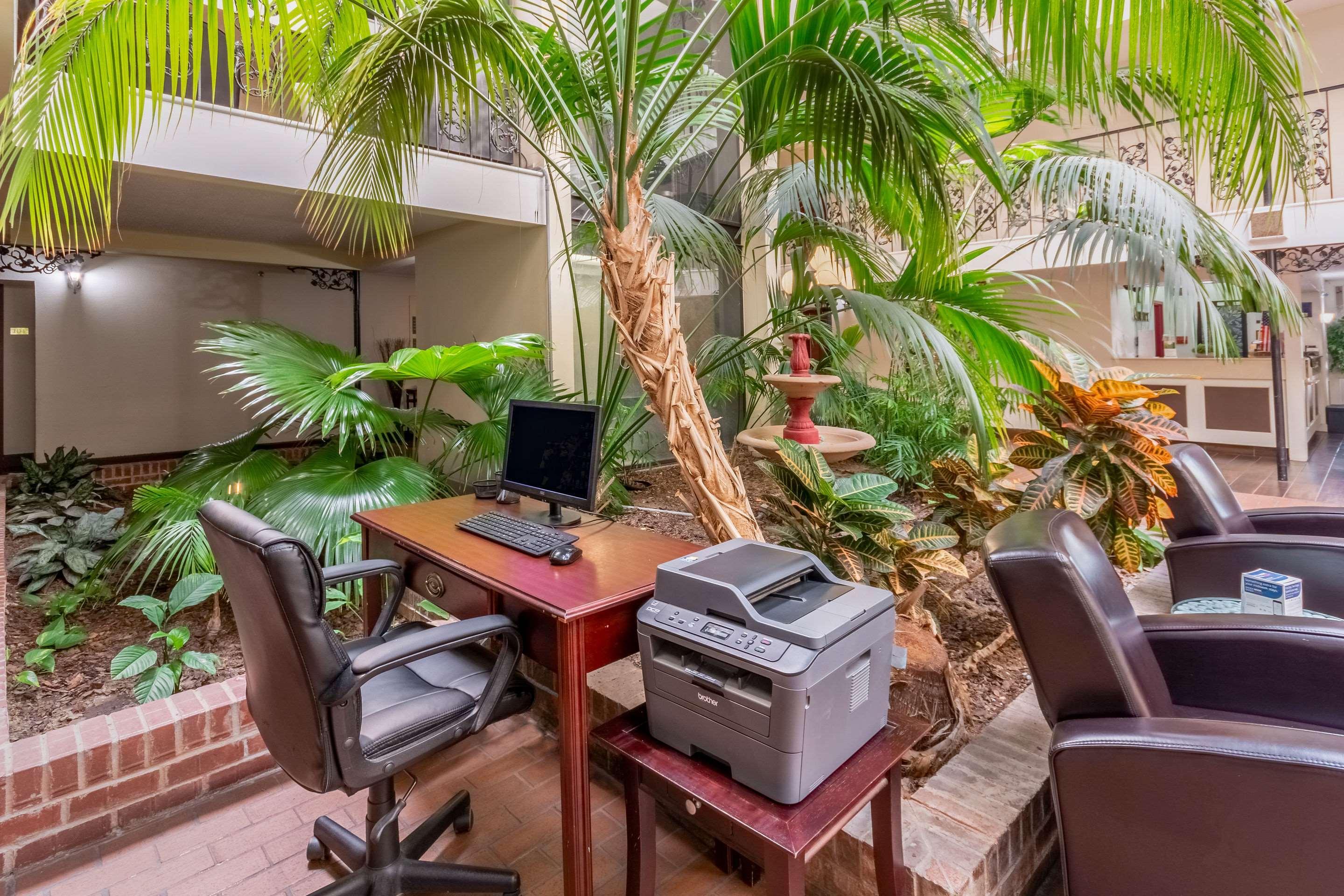 Coratel Plus Suites Wichita West Airport Екстериор снимка